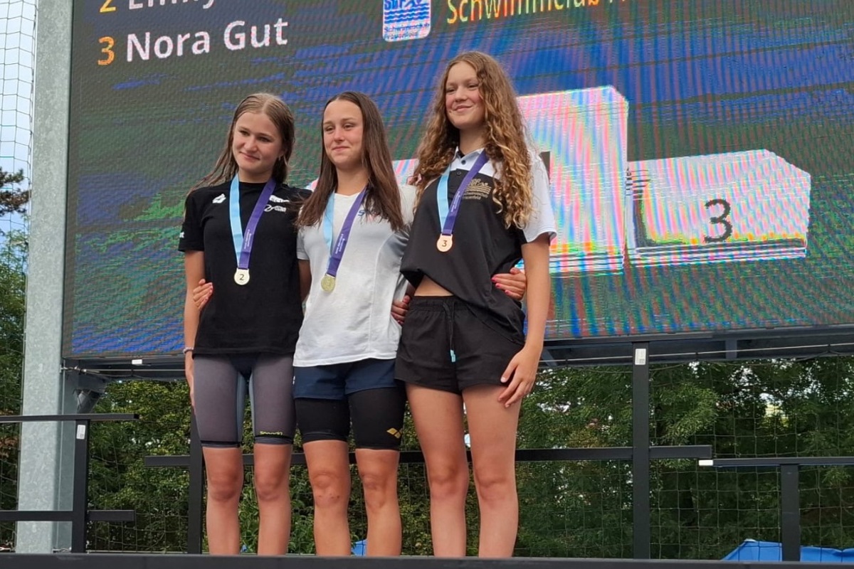 Nora Gut (rechts) gewann an der Schweizer Nachwuchsmeisterschaft in Basel Bronze über 800 Meter Freistil.