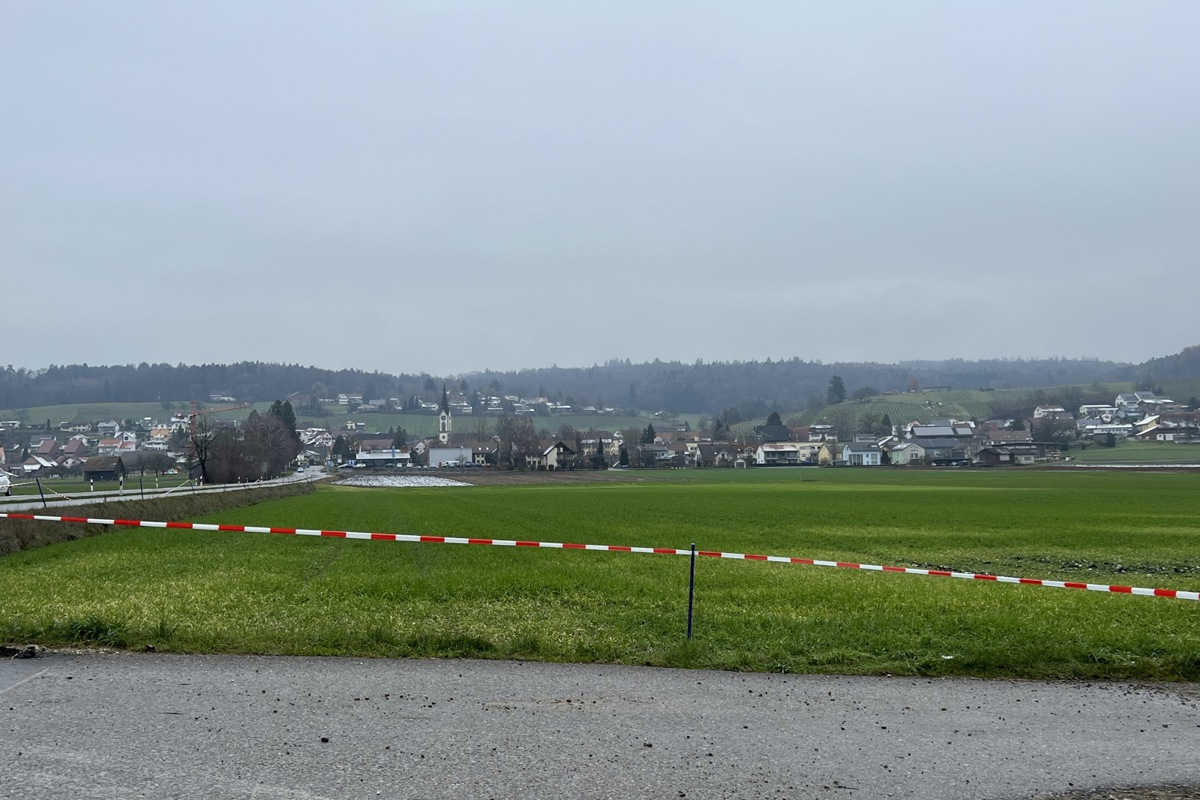 Reto Studer hat das betroffene Gebiet in Benken (Blick von der A4-Auffahrt) markiert – es umfasst zehn Hektaren.