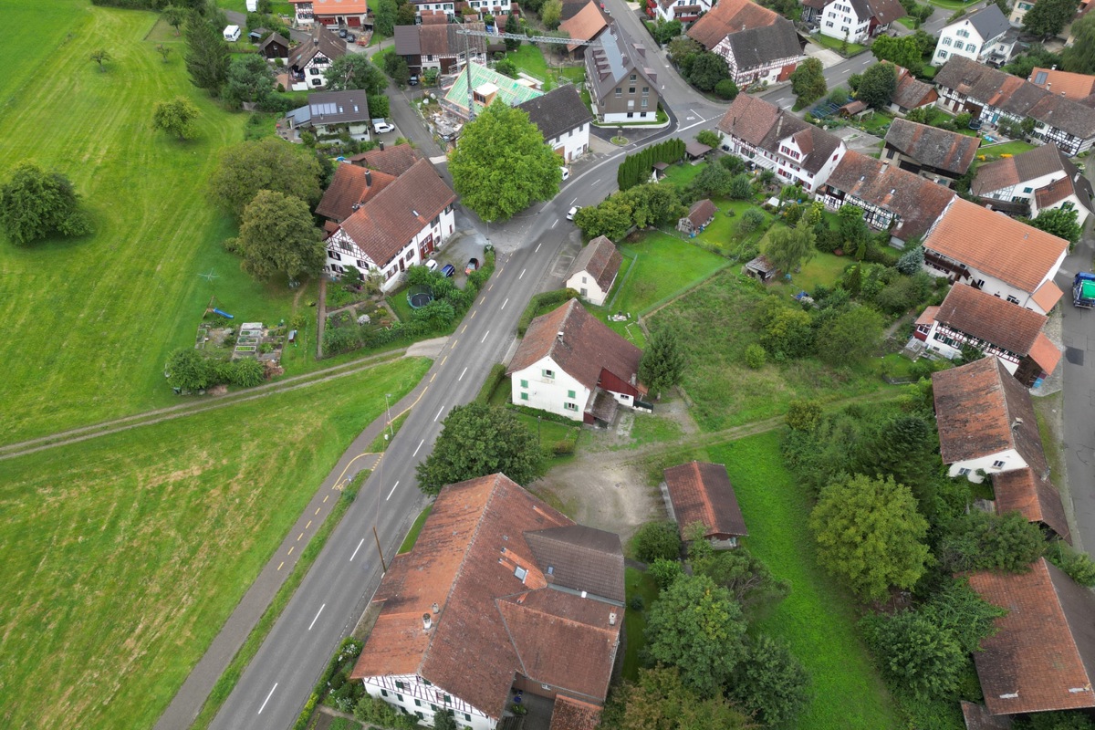 Zurzeit endet (oder beginnt) der Radweg in Oerlingen eingangs Ort von Kleinandelfingen her. Nachher soll er bis zur Insel in der Kurve vor dem ehemaligen Restaurant Traube (im Umbau) geführt werden.