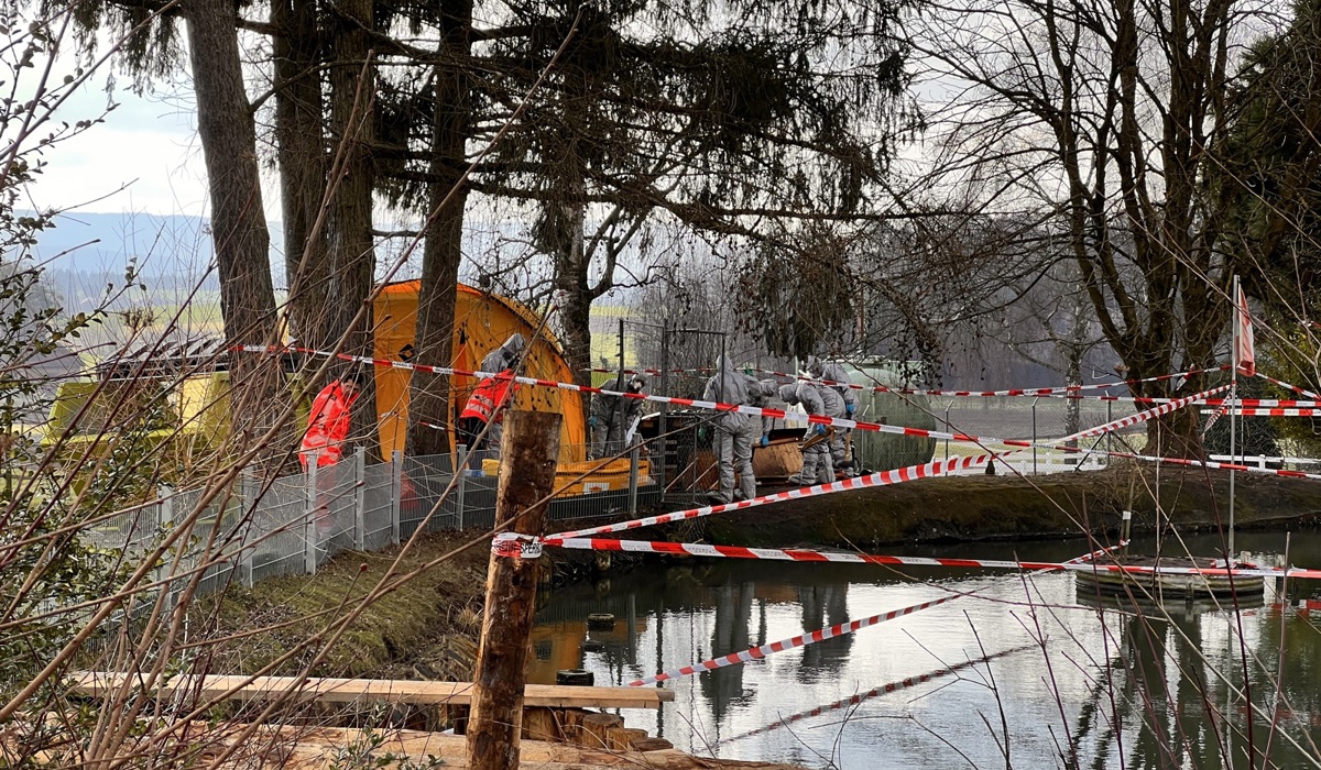 am-weiher-wird-mit-schutzausru-stung-gearbeitet2.jpg am-weiher-wird-mit-schutzausru-stung-gearbeitet2.jpg