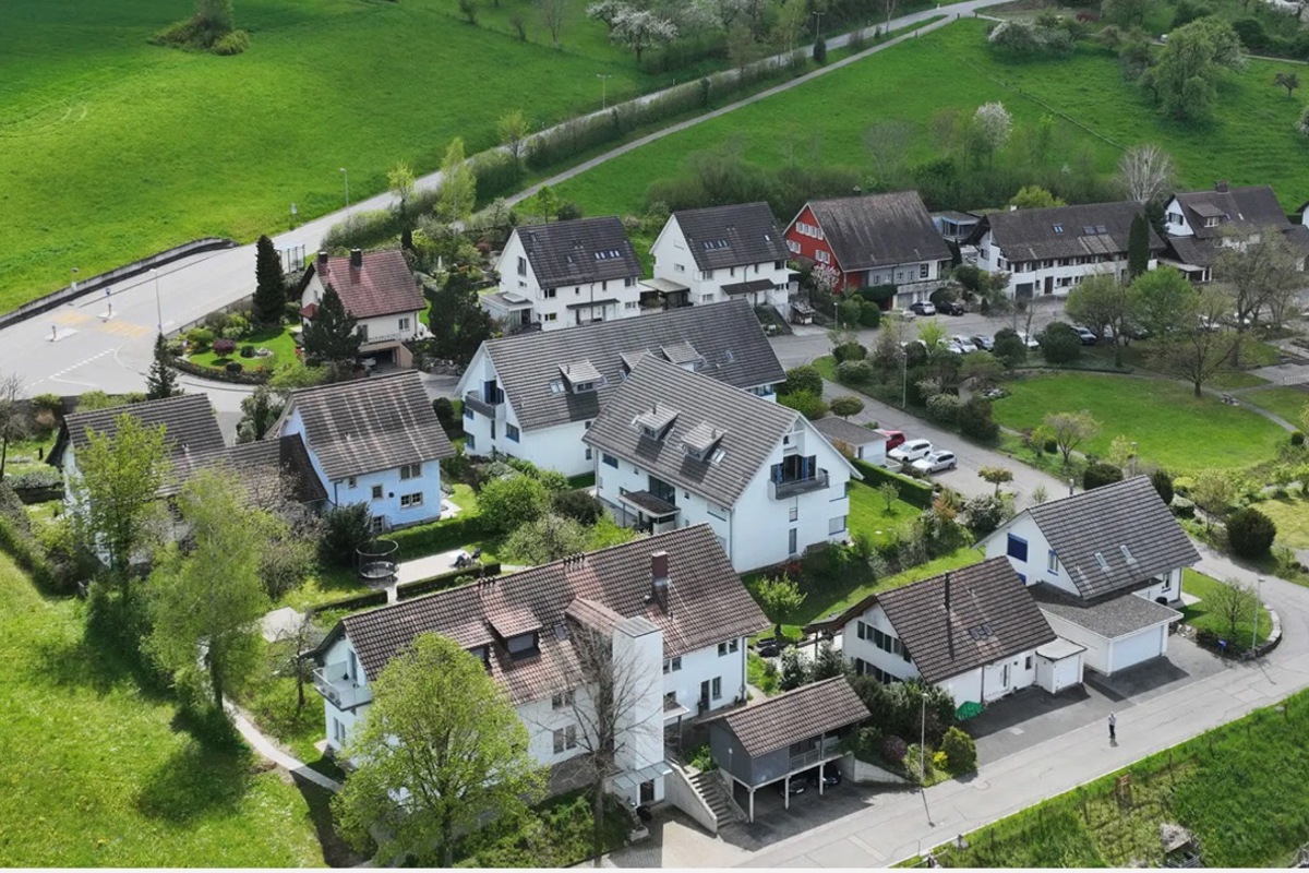 Die drei Häuser der Genossenschaft mit den insgesamt 20 barrierefreien Wohnungen befinden sich im Bild vorne links, schräg rechts davon und wiederum dahinter – im Zickzack. Ganz rechts im Bild ist das Alterswohnheim Flaachtal zu sehen. 