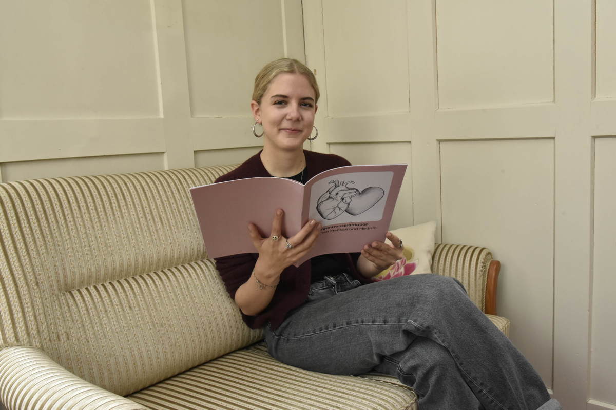 Annina Matthias klärt mit ihrer Broschüre über Organtransplantationen auf.