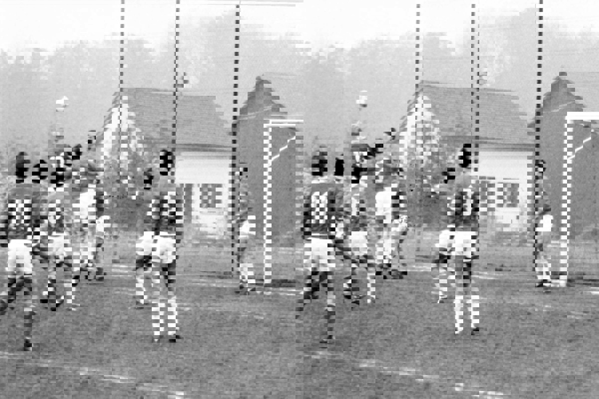 Der Sportplatz Schilling war lange die Heimat des FC Ellikon/Marthalen. Dieses Foto stammt aus den 1980er-Jahren.
