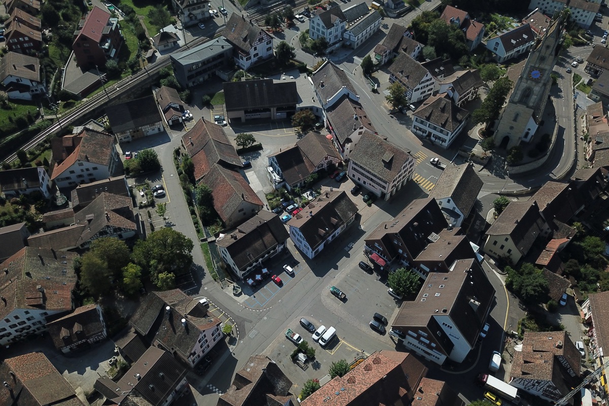 Die Tempo-30-Strecke auf der Landstrasse soll oberhalb des Bahnübergangs beginnen bzw. enden