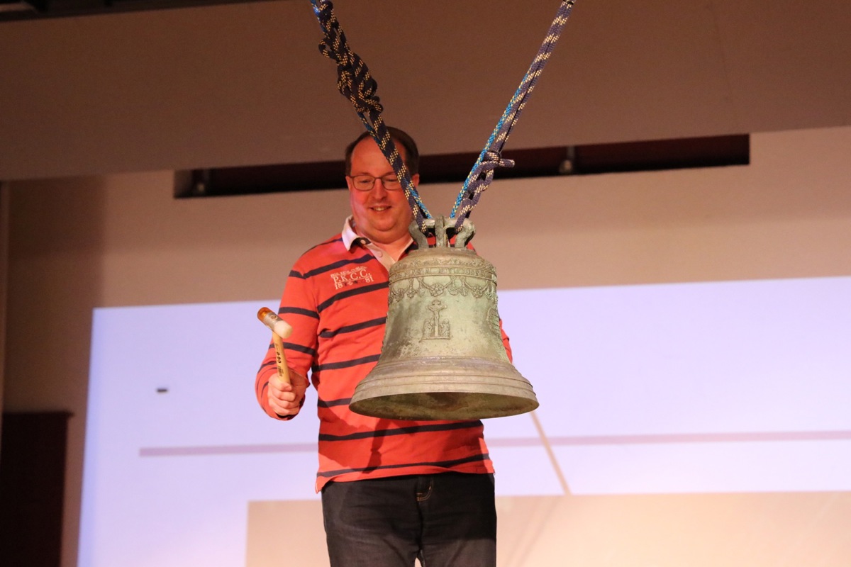 Stephan Aregger läutet die Glocke