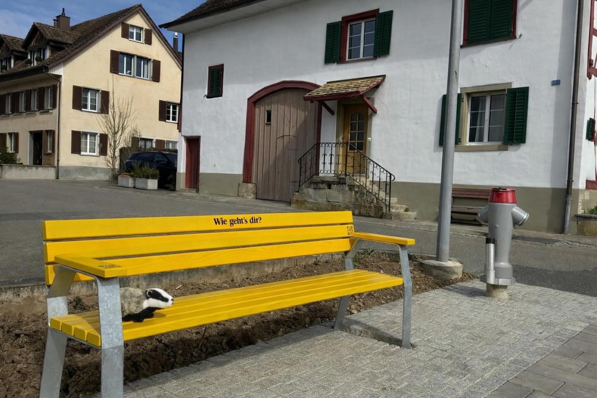 Die gelbe «Wie geht’s dir?»-Bank steht mitten im Dorf und lädt zum Innehalten und zu Gesprächen ein.