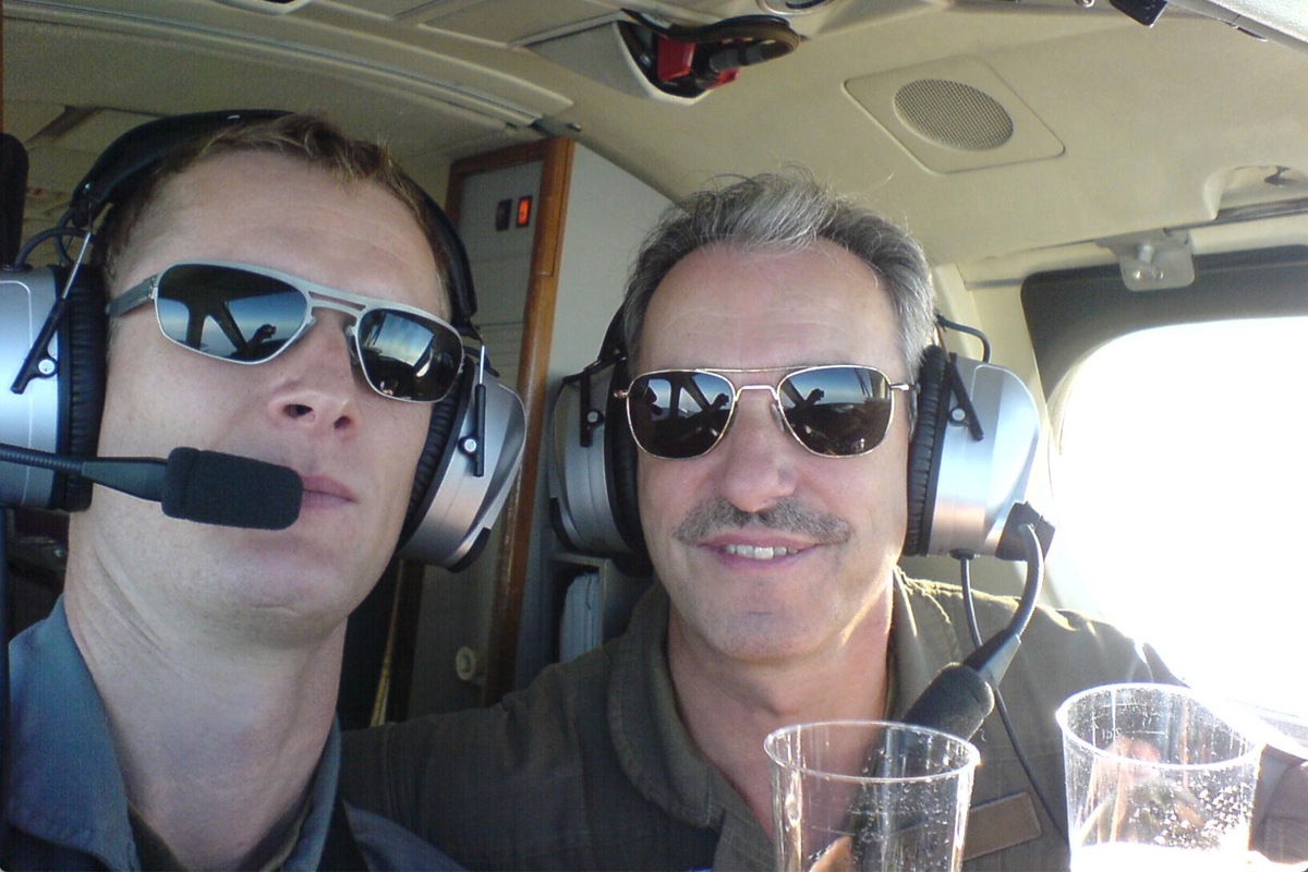 Allein mit dem Flieger Super King Air 350C kam Sergio Rämi (rechts) vor 19 Jahren auf 2000 Flugstunden – darauf wurde in der Luft angestossen, natürlich mit Rimuss.