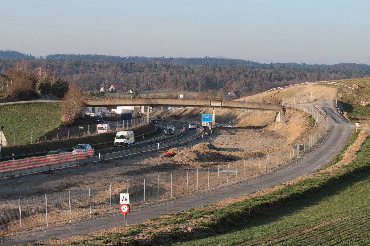 Die Überführung Oberwingerten in Richtung Schaffhausen wird neu gebaut. Platz für die neuen Spuren wäre vorhanden, das Lichtraumprofil jedoch ist zu klein, um im Bedarfsfall alle vier Spuren dort abwickeln zu können.