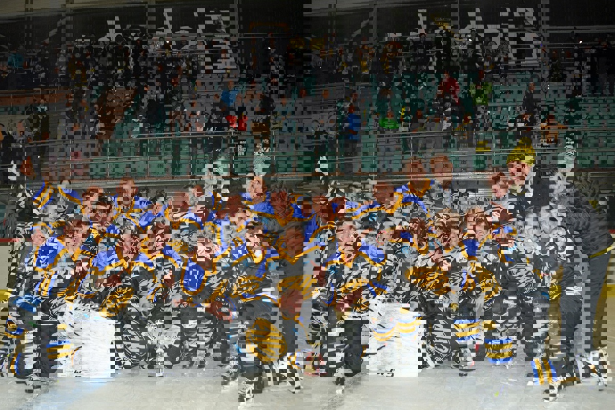 Es ist vollbracht: Der EHC Wilen-Neunforn von Trainer Daniel Ruch (ganz rechts) entschied den Regionalfinal gegen Ascona für sich.