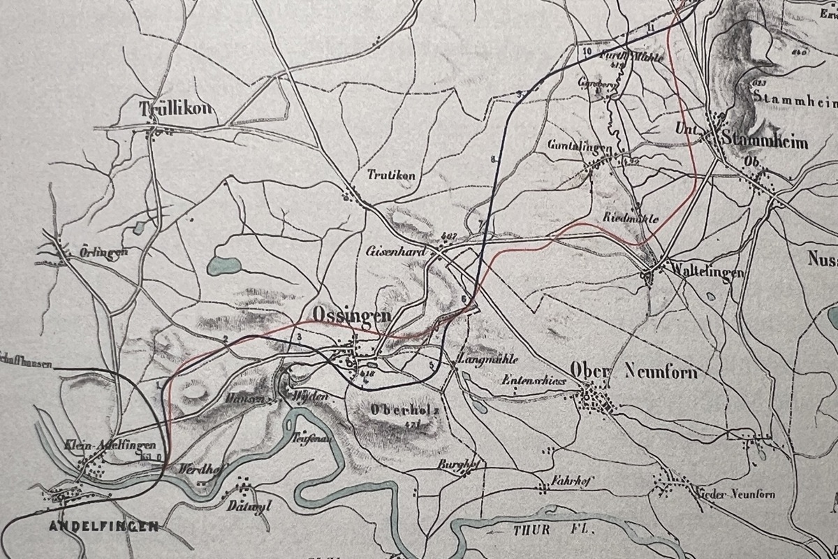 Der erste Plan war die rot eingezeichnete Abzweigung ab Andelfingen mit Station bei der Rietmühle zwischen Guntalingen und Waltalingen und dann auf kürzestem Weg über den Rhein bei Hemishofen nach Singen. Später wurde die heutige Direktverbindung Winterthur – Stein am Rhein beschlossen.