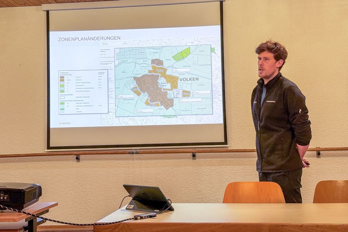 Raumplaner Stefan Gilg (Ingesa AG) erklärte die vorgesehenen Änderungen im Zonenplan der Gemeinde Volken.