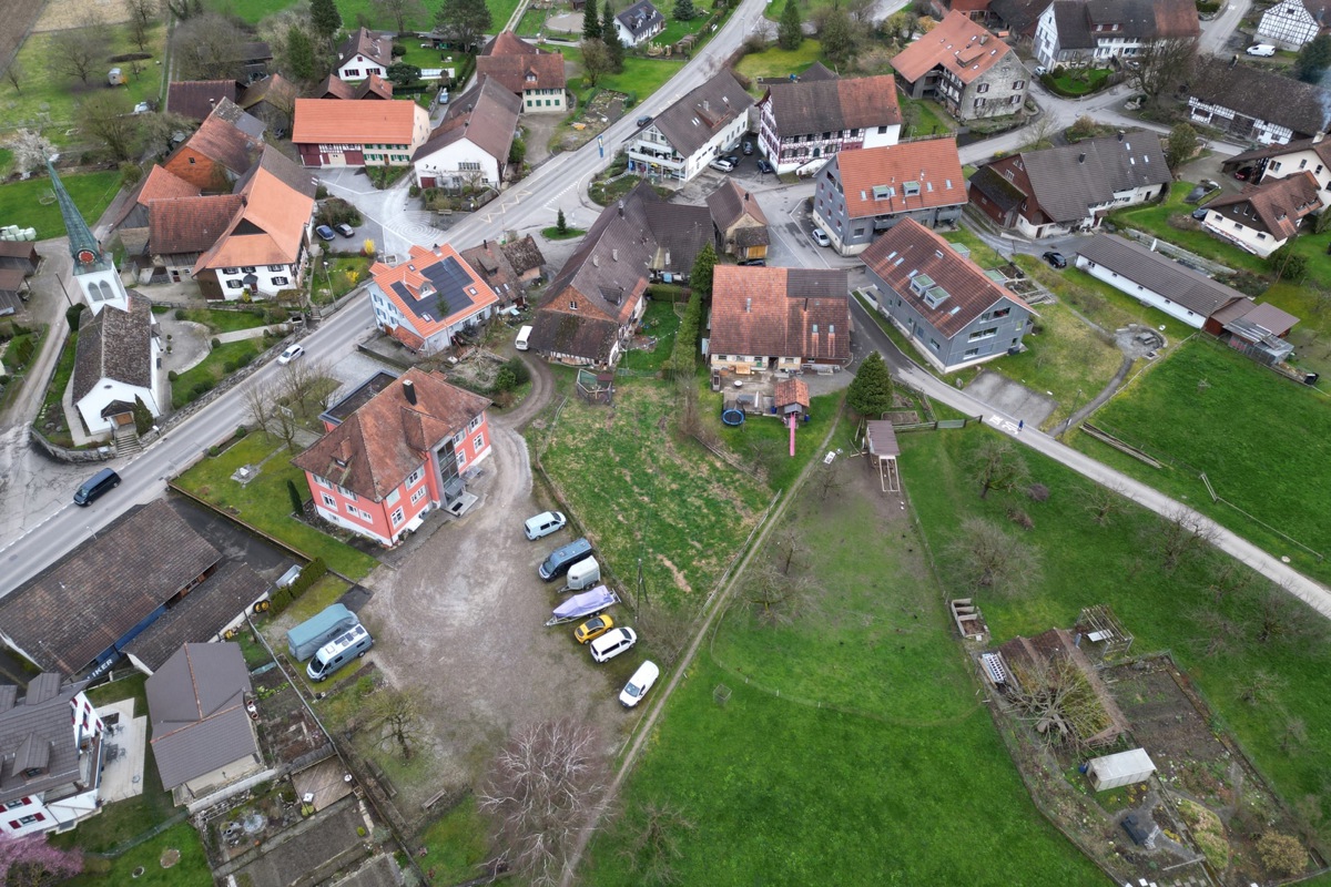 In der Kernzone (die Unterteilung in A und B wird aufgehoben) will das Stimmvolk keine Einschränkungen bei der Materialwahl von Fenstern und Läden. Und die Verwaltung (rotes Haus vis-à-vis Kirche) habe auf der Rückseite des Gebäudes ja auch einen verglasten Anbau, wurde moniert.