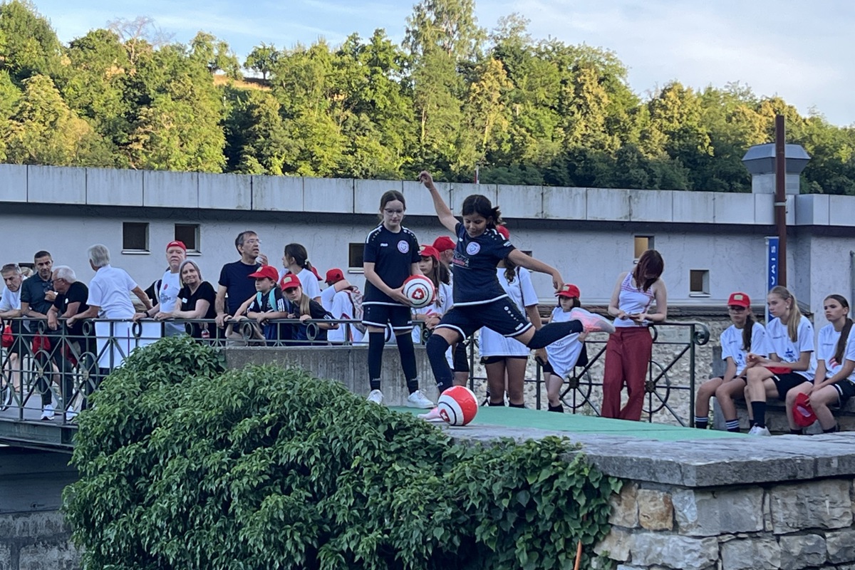Die Juniorinnen des FC Ellikon/Marthalen waren im Rahmen der Frauen-EM kürzlich Teil einer Eröffnungsaktion am Rheinfall.
