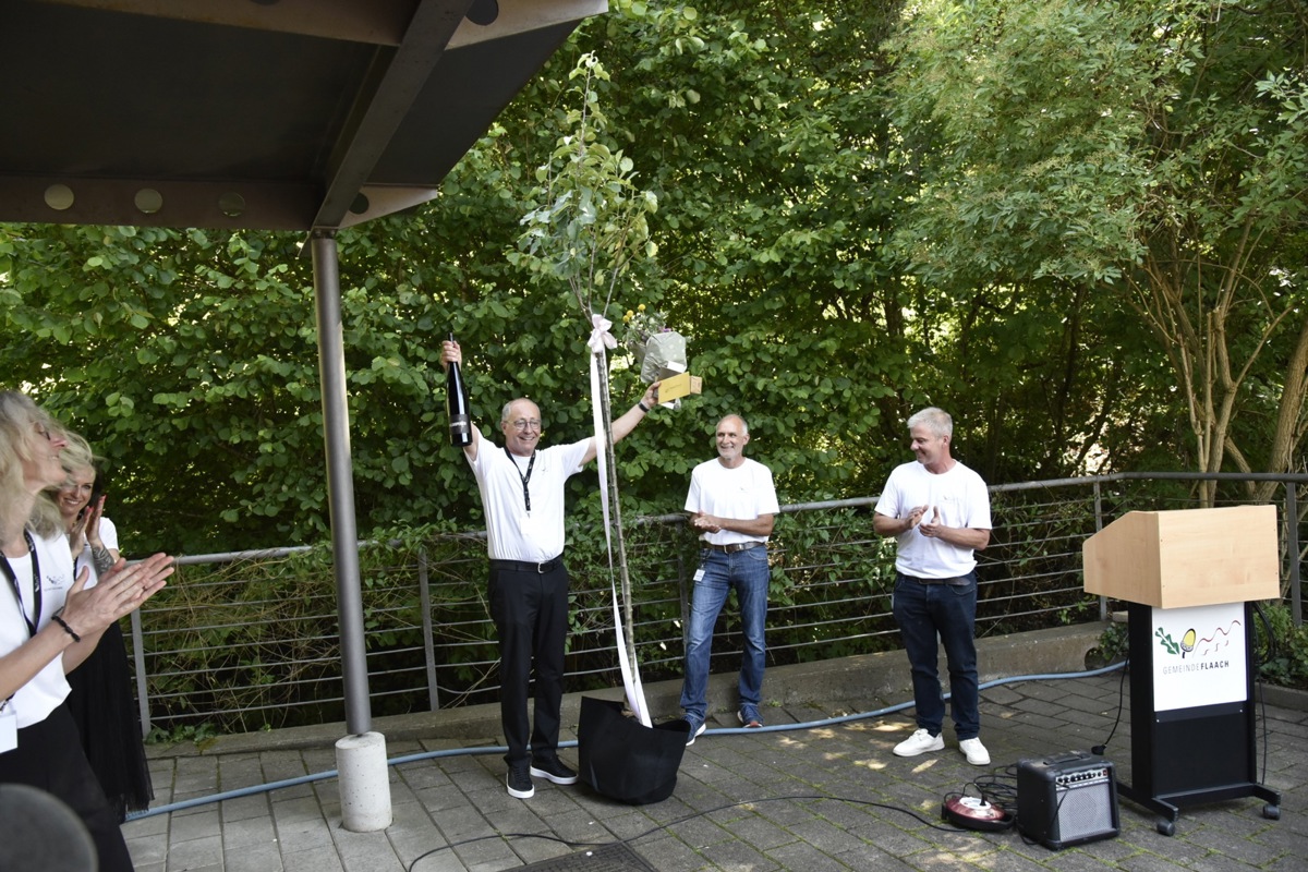 Gemeindepräsident Walter Staub (links) wurde mit einem neuen Obstbaum für seinen Hochstammhain verabschiedet. Hanspeter Breiter (Mitte) scheidet ebenfalls aus, Reto Zimmermann wurde für weitere vier Jahre gewählt.