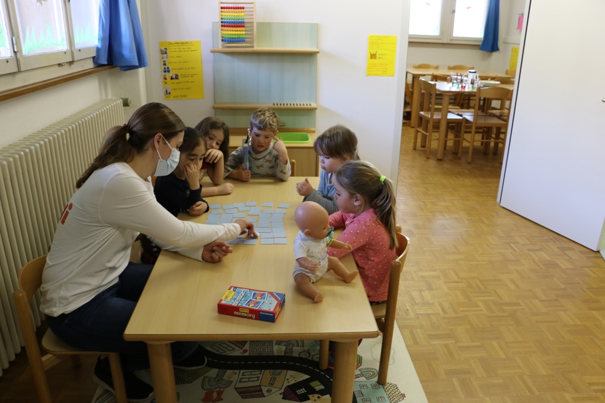 Gruppenleiterin Alexandra Gredig und die «Grossen» spielen ungestört Memory