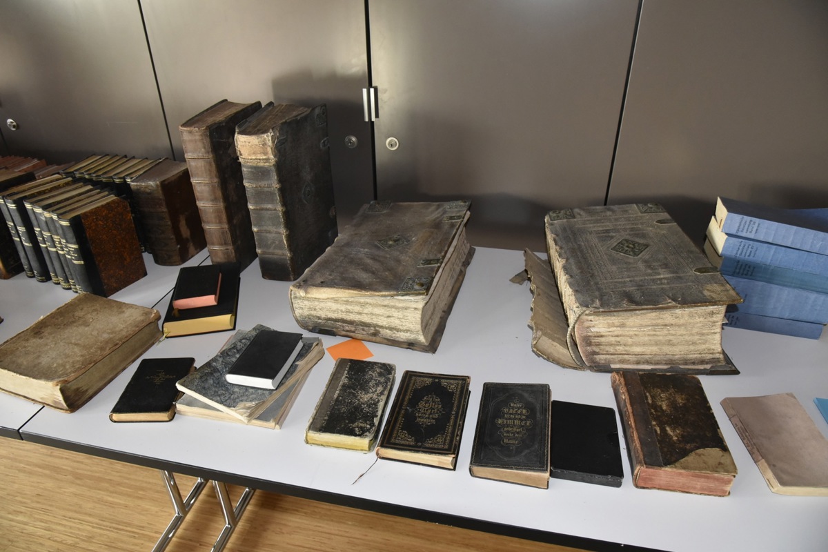 Die alten Bibeln, Gesangbücher und Gesetzestexte konnten mitgenommen werden, besitzen aber keinen Handelswert.