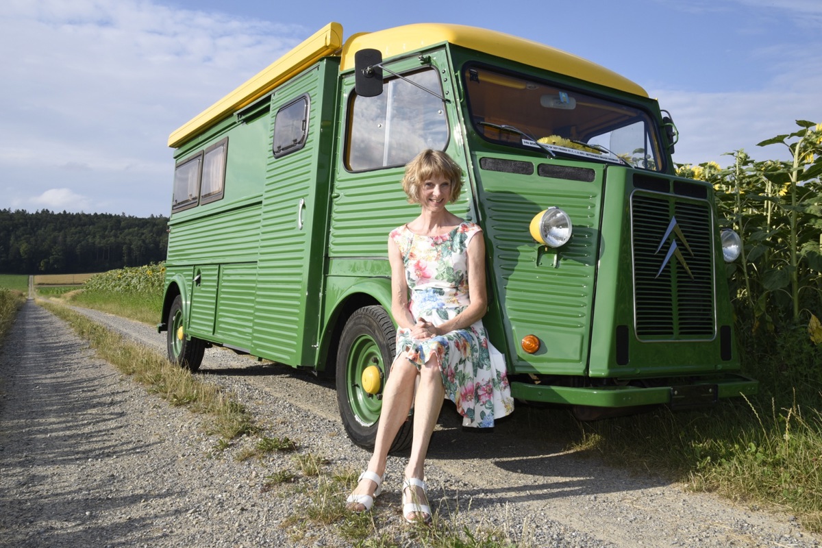 Uschi geniesst im Sommer jede freie Minute mit ihrem Citroën HY.