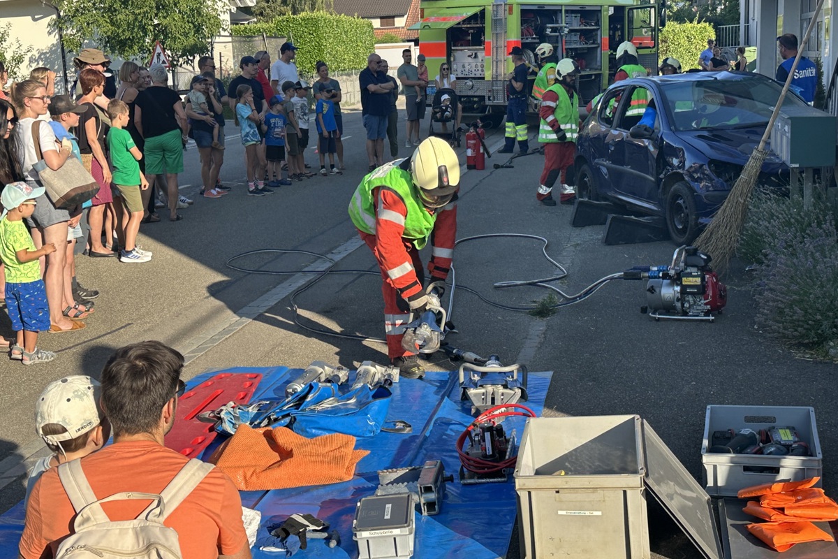 Die Spezialisten tun alles, um die Verletzten innert maximal einer Stunde aus dem Unfallauto zu befreien.