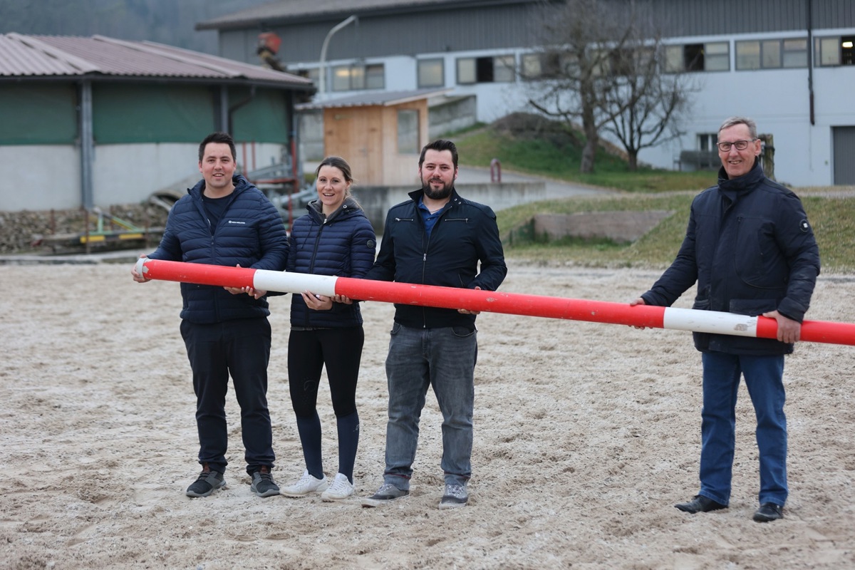 Stabübergabe: Paul Freimüller (rechts) überlässt die Verantwortung für das Springturnier in Humlikon seinen Kindern Marcel