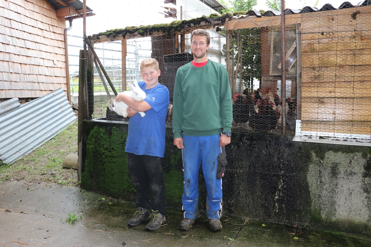 Zwei Wochen lang kümmerte sich Lars Guggenbühler im Rahmen seines Agriviva-Stage unter anderem um die Tiere auf dem Wolfwingertenhof. Reto Schellhaas zeigte dem Jugendlichen