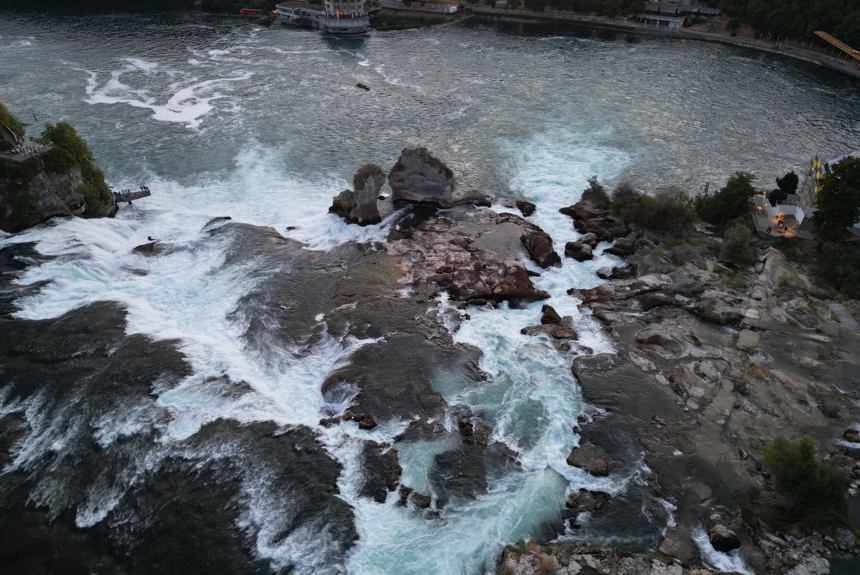 1408 11 Rheinfall Niedrigwasser Spa