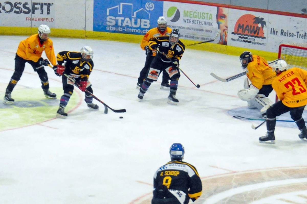 Phillipp Aerni (am Puck) kurz vor seinem dritten persönlichen Treffer zum 4:8-Endstand. Phillipp Aerni (am Puck) kurz vor seinem dritten persönlichen Treffer zum 4:8-Endstand.