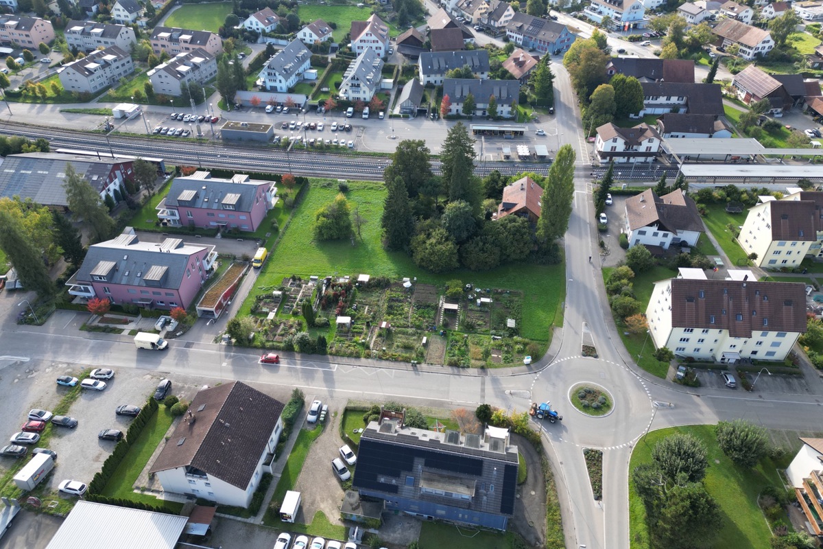 Die Parzelle 1552 (Bildmitte) ist von der Gemeinde zur Investorensuche ausgeschrieben worden. Daraufhin gründete und bewarb sich die Genossenschaft Hegewo, die günstigen Wohnraum für alle Generationen bieten will.