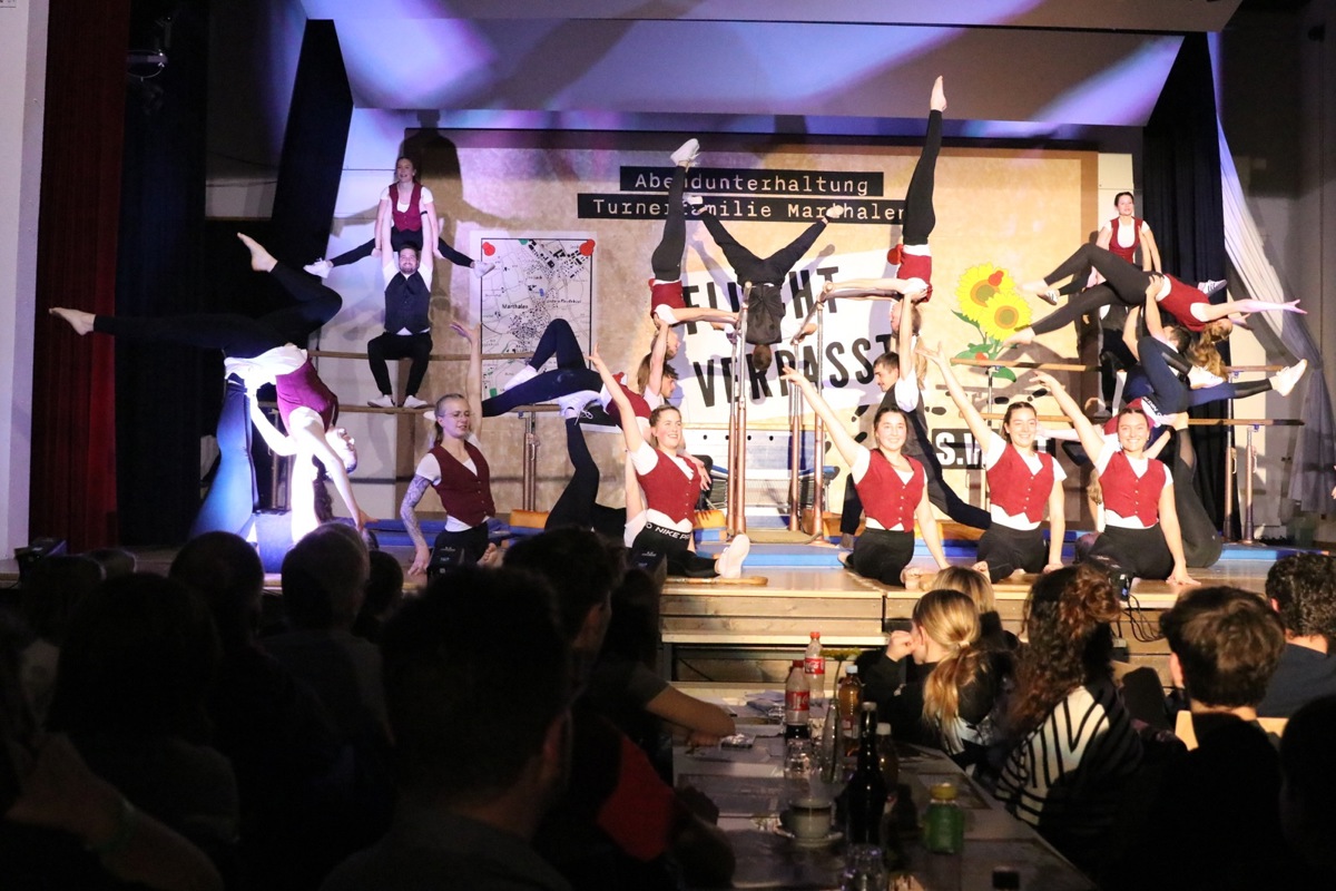 Die Marthaler Turnerfamilie suchte nach dem entführten Norbert Sonnenblume und schlüpfte dafür in verschiedene Rollen. Die gemeinsame Schlussnummer von TV und Damenriege wurde bereits am Freitag herausgeklatscht.