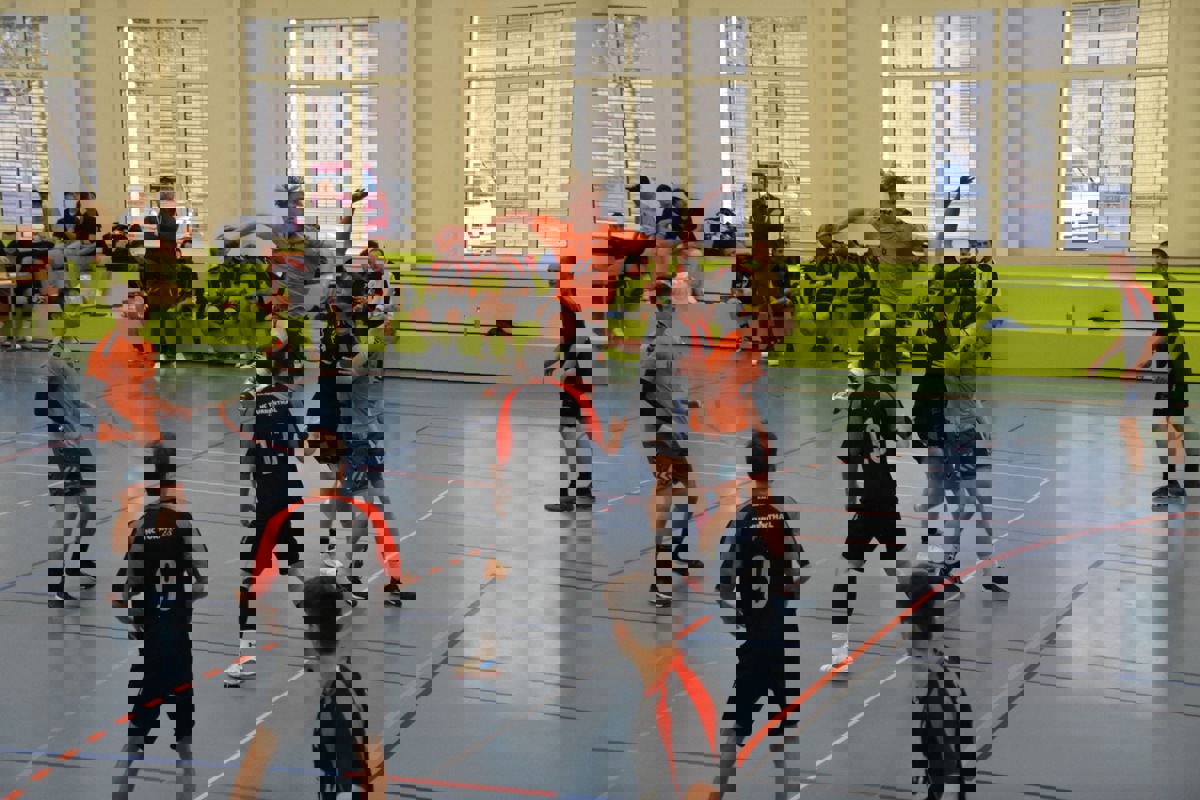 Der HC Andelfingen (orange) setzte sich auswärts gegen Turbenthal durch und feierte den ersten Sieg.