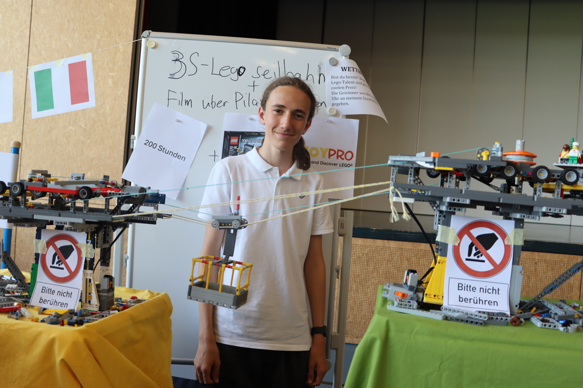 Andrin Zwicky beeindruckte mit einer funktionsfähigen Lego-Seilbahn, an der er rund 200 Stunden arbeitete. Für Lego interessiert er sich seit er drei Jahre alt ist. Neben dem Lego-Projekt zeigte er einen selbstgedrehten Film über die Pilatus-Seilbahn.
