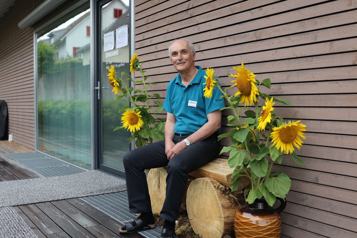 Als Dank für die jahrelange Betreuung stellte ein Kunde Hans-Rudolf Etter eine Holzbank an die Wand der Land-Permanence. Als Dank für die jahrelange Betreuung stellte ein Kunde Hans-Rudolf Etter eine Holzbank an die Wand der Land-Permanence.