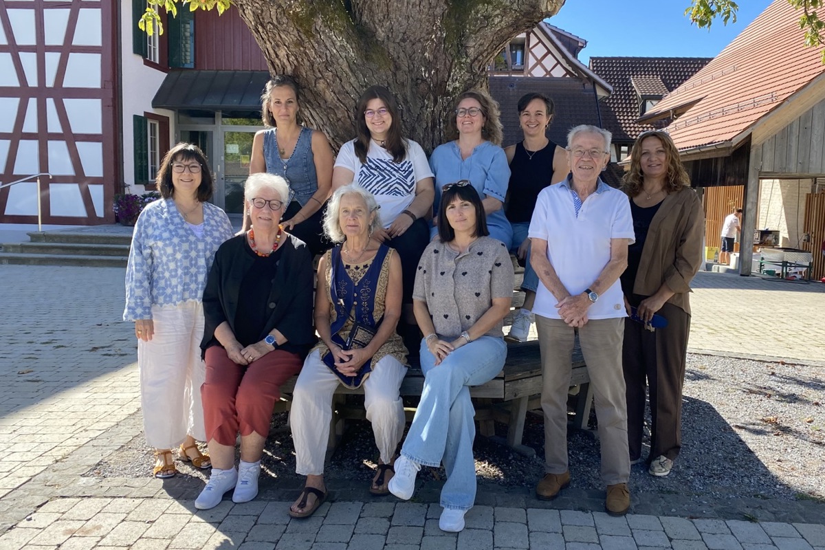 Auf vielfältige Arten kunsttätig sind (vorne, von links) Kim Flüeler, Marlise Müller, Eva-Maria Würsch, Marta Juras, Dieter Dostmann und Iryna Spalinger. Hinten: Moni Schmid, Céline Lang, Brigitte Weber und Cornelia Suttner. Nicht auf dem Bild sind Jango Mousa und die Primarschulklasse, die ein gemeinsames Projekt beisteuert.