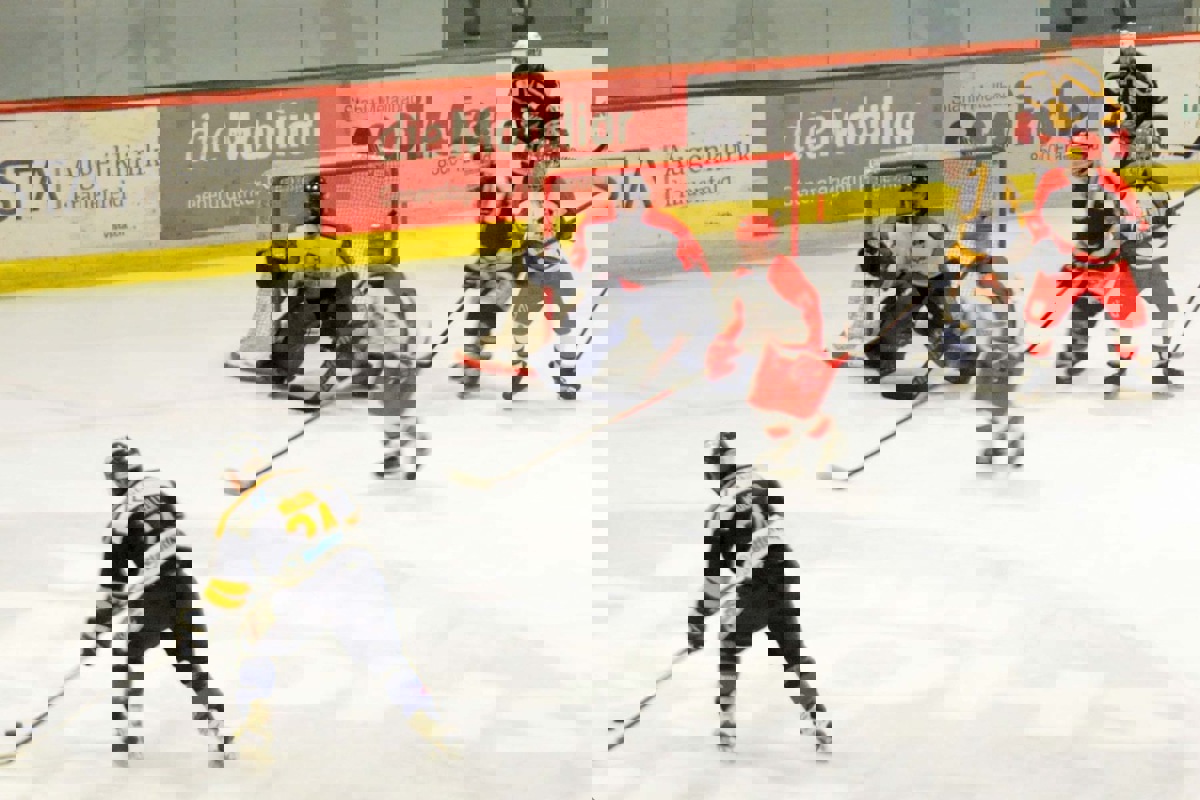 Thomas Müller (links) kommt in Überzahl an die Scheibe und trifft zum 6:3 für Wilen-Neunforn.
