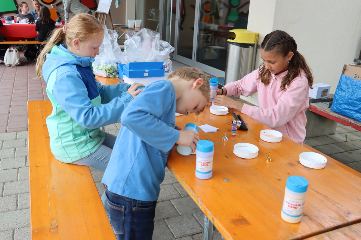 Drei fleissige Kinder am basteln.