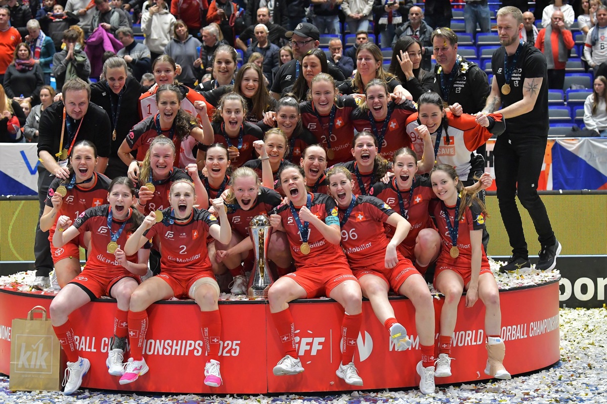 Mittendrin statt nur dabei: Linn Larsson (direkt hinter dem Pokal) hatte massgeblichen Anteil am historischen Erfolg der Schweizer Unihockeynati der Frauen.