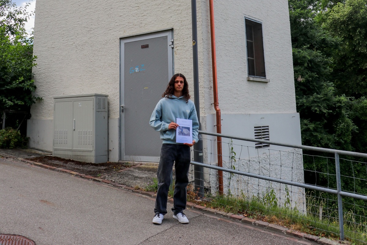 Michael Flückiger vor dem Trafohäuschen in Andelfingen. Künstliche Nester unter der Dachkante (oberer Bildrand nach Klick auf das Foto) bieten Schwalben Brutplätze. Ein Kotbrett darunter verhindert, dass die Exkremente auf der Strasse landen.