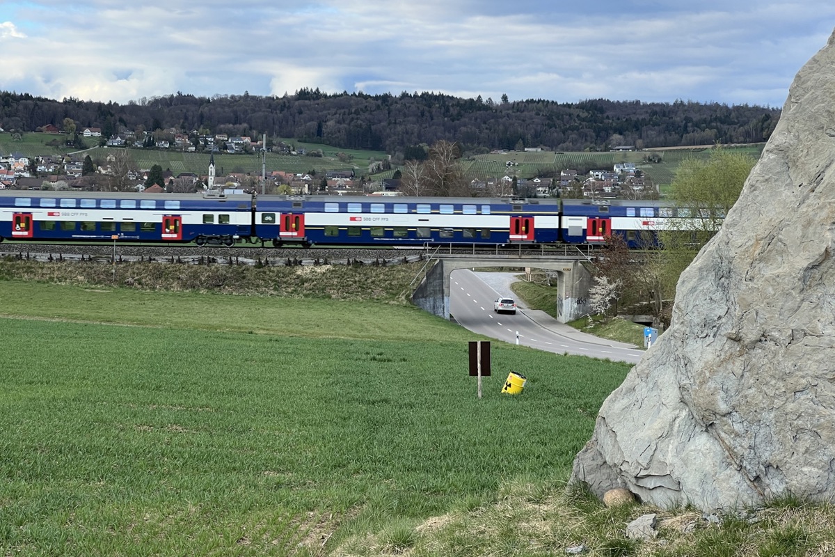 Der Zug wird im Sommer nun doch zwischen Dachsen und Marthalen (im Vordergrund der Hinkelstein) verkehren.