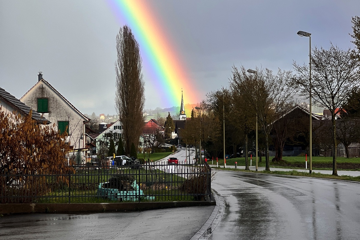 Wie weiter in der Kirchgemeinde Seuzach-Thurtal? Im Bild am Ende des Regenbogens die ebenfalls dazugehörende Kirche Thalheim.