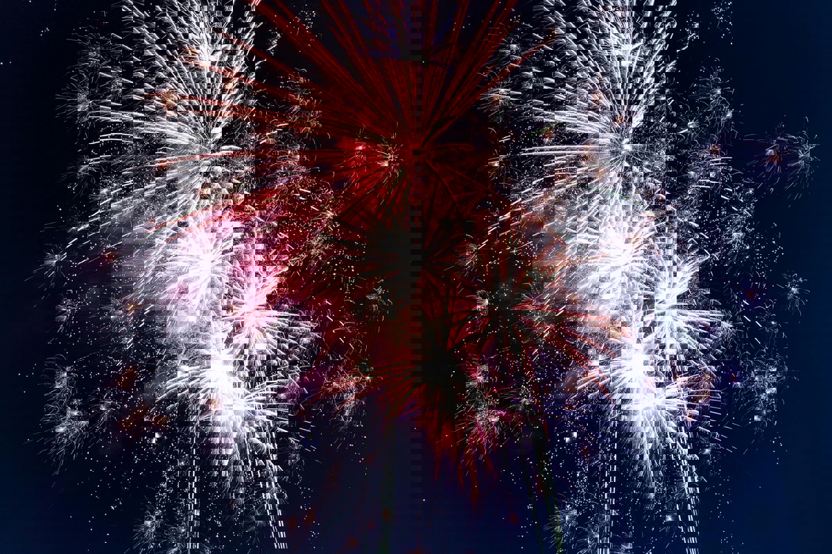 Eine Einzelinitiative fordert in Henggart ein gänzliches Verbot von lärmendem Feuerwerk (Symbolbild). Der Gemeinderat soll in Ausnahmefällen für Veranstaltungen eine Genehmigung ausstellen können.