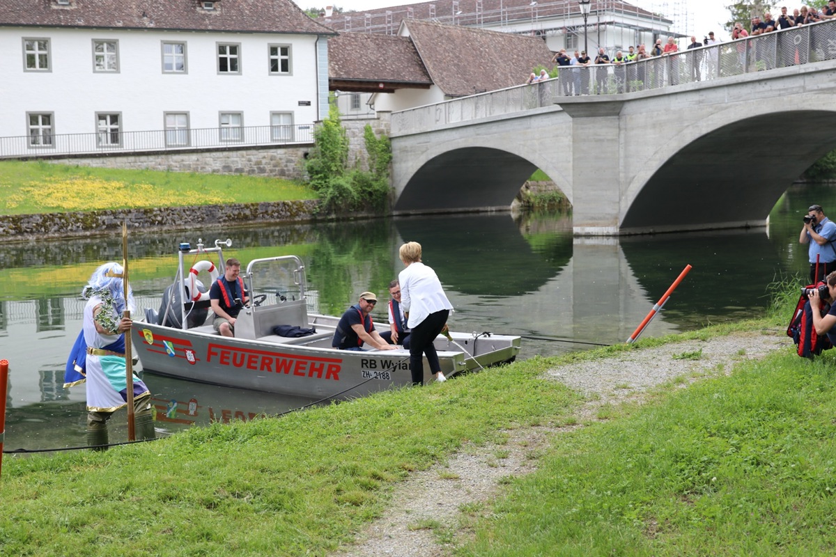 Ira Schelling tauft das Schiff im Beisein von Neptun und vielen Schaulustigen auf der Brücke.