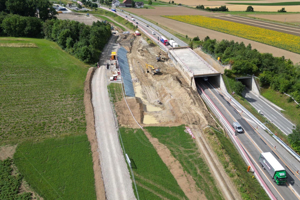 Was nach einem radikalen Eingriff aussieht, ist nur eine von vielen vorbereitenden Massnahmen, die derzeit entlang der A4 getroffen werden: Die Wildtierüberführung bei Adlikon wird verbreitert. Im Hintergrund die «Kreuzstrasse».