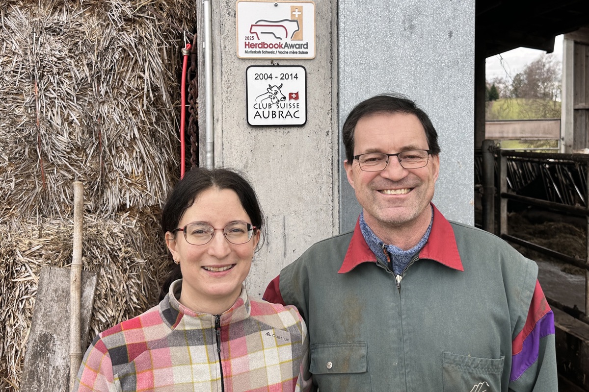 Barbara und Johannes Meister freuen sich über die unerwartete Auszeichnung «Herdbook Award» durch den Verein Mutterkuh Schweiz.