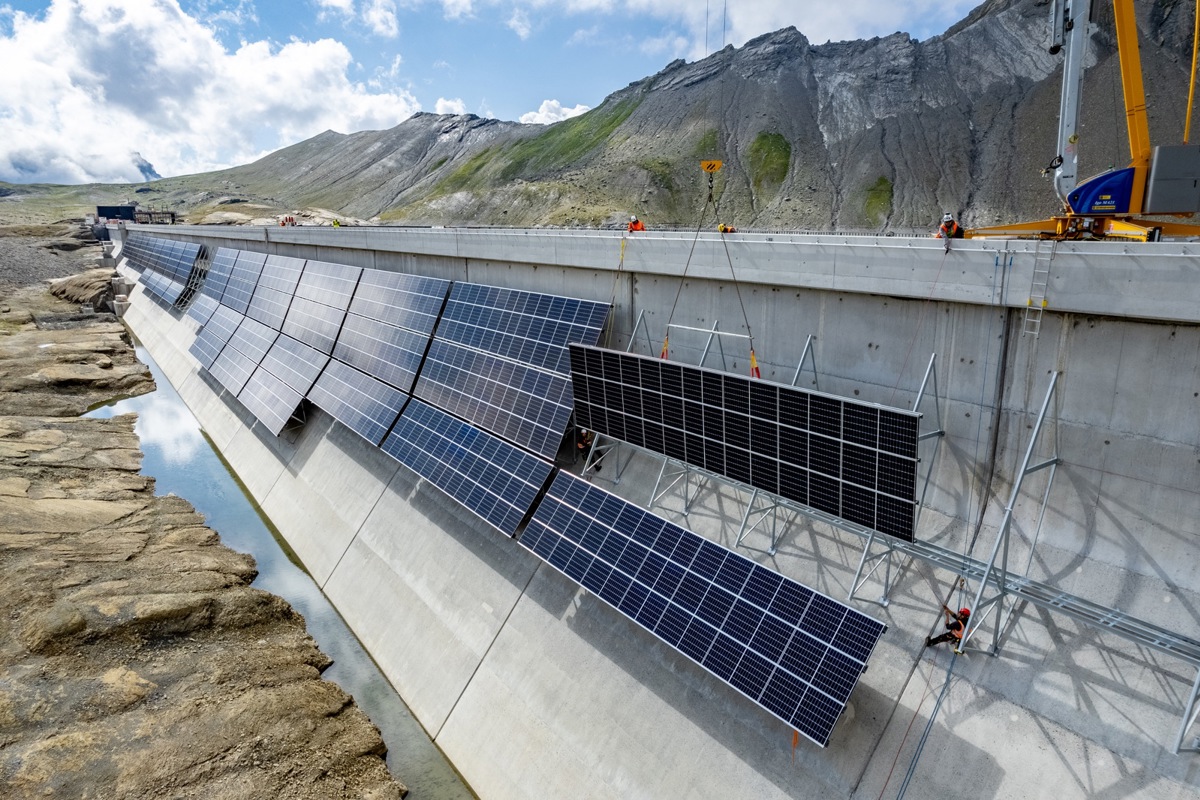 Die grösste alpine Solaranlage SolarAlpin der Axpo hat am 8. Oktober erstmals Strom produziert.