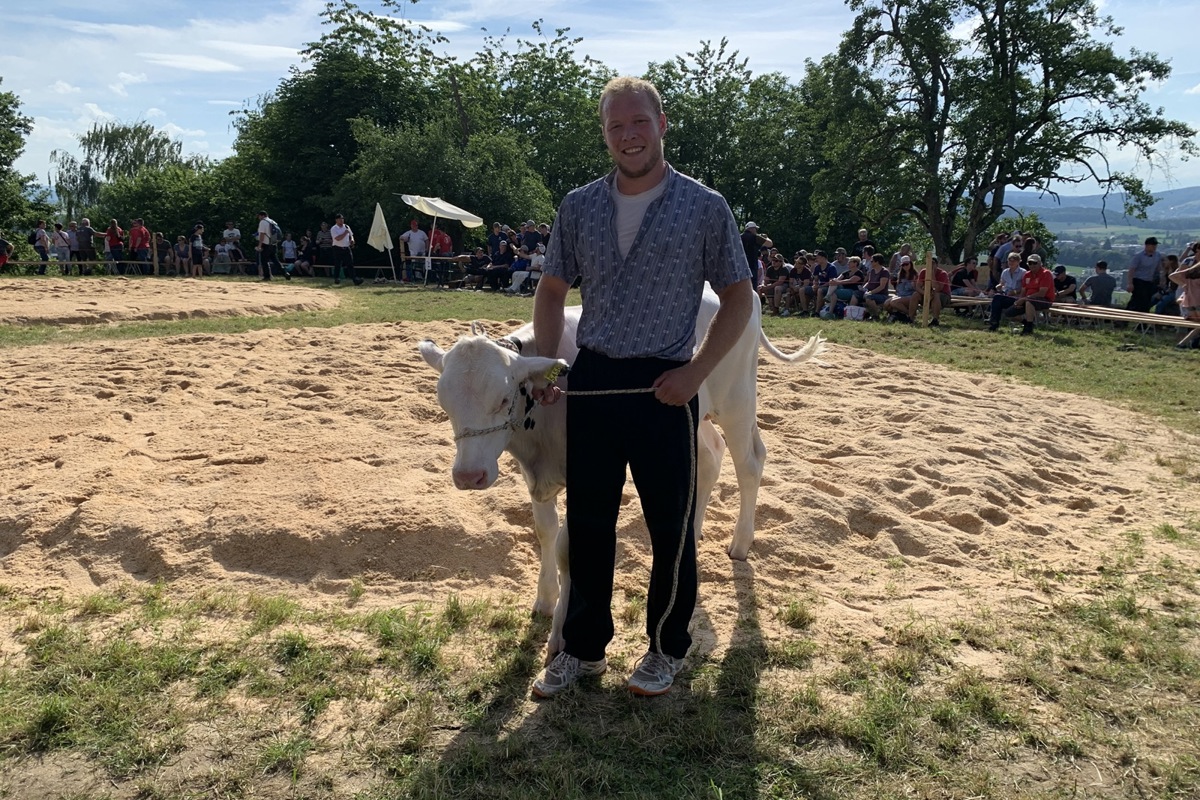 Philipp Lehmann mit dem Lebendpreis für seinen Festsieg am Bruederschwinget in Bachenbülach.