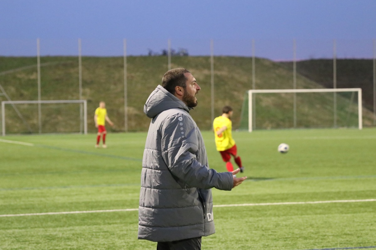 Trainer Dario Messina treibt sein Team an: Der FC Ellikon/Marthalen will mit möglichst grossem Vorsprung auf die Abstiegsränge in die Winterpause.