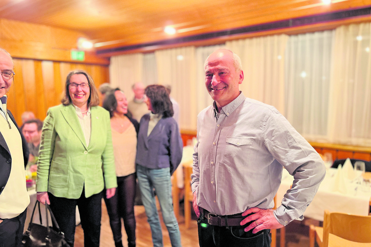 Jeannette Wibmer (links) erbt den Sitz von Konrad Langhart (rechts). Bereits an der Wahlfeier der Mitte im Frühling 2023 in der Post Adlikon hatte sich Judith Waser (3. von links) neben Pilar Ramirez Gröbli im Hintergrund gehalten.