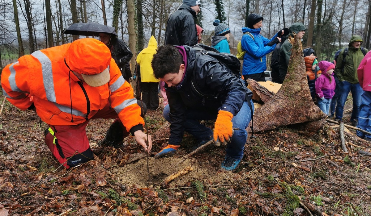 5_gemeindera-tin-ire-ne-bru-hlmeier-hatte-25-ba-ume-fu-r-die-gemeinde-zu-pflanzen_jbe.jpg 5_gemeindera-tin-ire-ne-bru-hlmeier-hatte-25-ba-ume-fu-r-die-gemeinde-zu-pflanzen_jbe.jpg