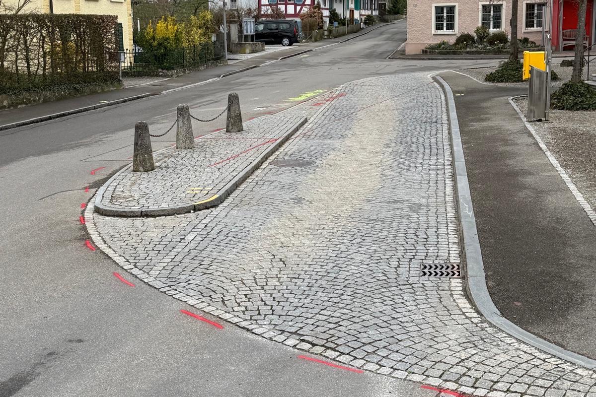Die jetzige Endhaltestelle Unterstadt erlaubt ein Ein- und Aussteigen in beide Fahrtrichtungen. Ab dem Fahrplanwechsel hält das Postauto von Mar­tha­len her bei der Raiffeisenbank vor dem Brunnen. 