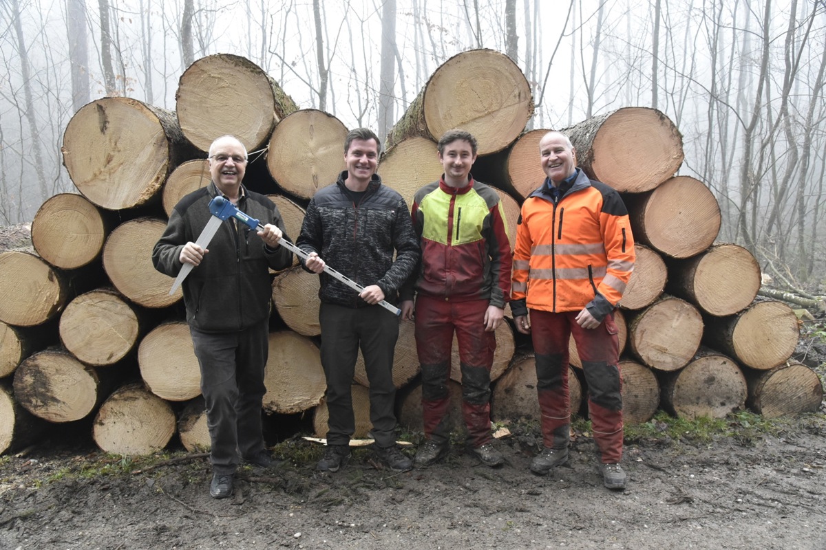 Von links: Hans Beereuter übergibt den Stab des Forstreviers Flaachtal am 1. Januar an den neuen Förster Alex Brander. 
Mit zum Team gehören Florian Lienhard und Hansueli Jung.