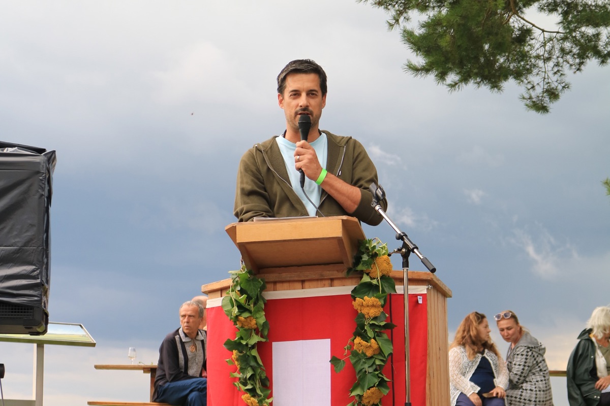 Wollte die Stimmung der Bevölkerung in Henggart abholen, blieb aber der einzige Redner: Gemeindepräsident Andreas Wyler bei der Eröffnungsansprache.